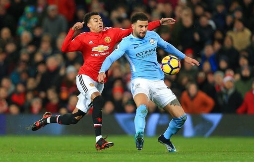 Man Utd 1-2 Man City: Tội đồ Lukaku - 4
Lingard (trái) tranh bóng với Walker (phải)