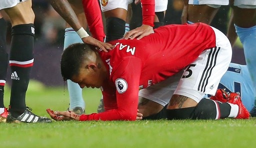 Chấm điểm cầu thủ MU ở trận thua đau trước Man City - 2
Rojo đổ máu sau tình huống va chạm với Silva