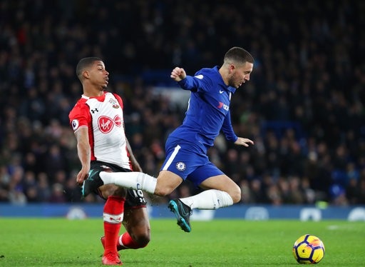 
Lemina (trái) cố gắng ngăn cản pha đi bóng của Hazard (phải)
