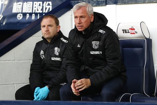 
HLV Alan Pardew (phải) ngồi buồn bã trên khu vực kỹ thuật
