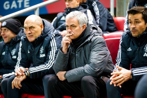 Cổ động viên MU đòi đuổi HLV Mourinho sau trận thua sốc - 1 HLV Mourinho bị chỉ trích sau thất bại sốc trước Bristol City