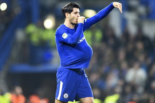 Everton - Chelsea: "Kẹo bơ" ngọt hay đắng? - 2
Morata ăn mừng bàn thắng với phong cách bà bầu để chia sẻ với vợ, người đang mang thai đứa con đầu lòng của anh