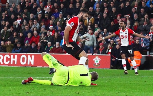 Mourinho sẽ làm gì để Man Utd qua cơn mộng mị? - 3
Charlie Austin bị treo giò vì đá vào đầu thủ thành Jonas Lossl của Huddersfield ở trận đấu giữa tuần này