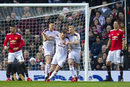 Man Utd 2-2 Burnley: Hú vía cho "Quỷ đỏ" - 5
Các cầu thủ Burnley ăn mừng bàn thắng mở tỉ số