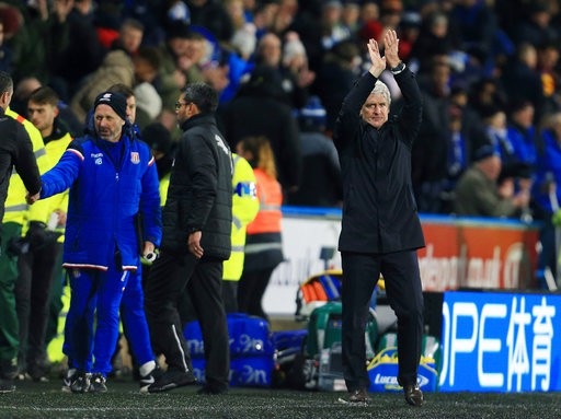 Chelsea trước mục tiêu vượt mặt MU giành vị trí nhì bảng - 3
Mark Hughes đang chịu sức ép lớn do Stoke thi đấu thất thường