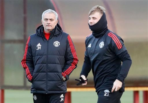 
Mourinho (trái) và Shaw (phải) trên sân tập của MU
