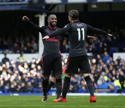 
Lacazette (trái) ăn mừng với Ozil trong trận thắng Everton vào tuần trước
