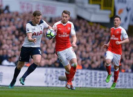 Arsenal - Tottenham: Tiếp "lửa thù" để nuôi mộng lớn - 3
Vertongen (trái) tranh bóng với Ramsey (giữa) trong trận đấu giữa Tottenham và Arsenal hồi tháng 1 vừa qua