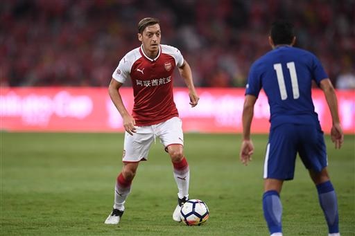 Batshuayi lập cú đúp, Chelsea vùi dập Arsenal - 3
Ozil (phải) đi bóng trước sự truy cản của Pedro (phải)