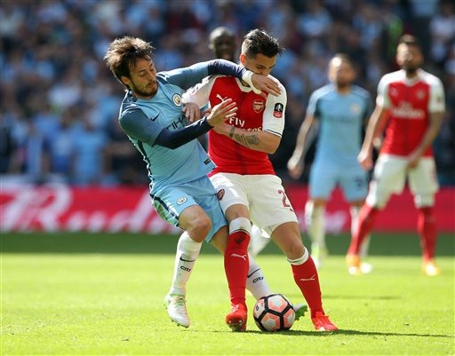 
Granit Xhaka (phải, Arsenal) tranh bóng với David Silva (trái, Man City) trong trận bán kết FA Cup vào 23/4/2017 tại Wembley
