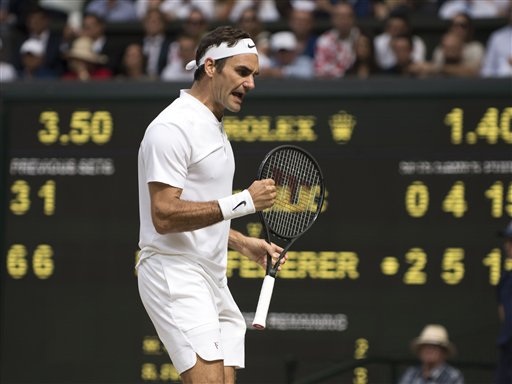 Những khoảnh khắc đưa Federer tới chiến thắng thứ tám ở Wimbledon - 9
Federer ăn mừng trong tình huống ghi điểm