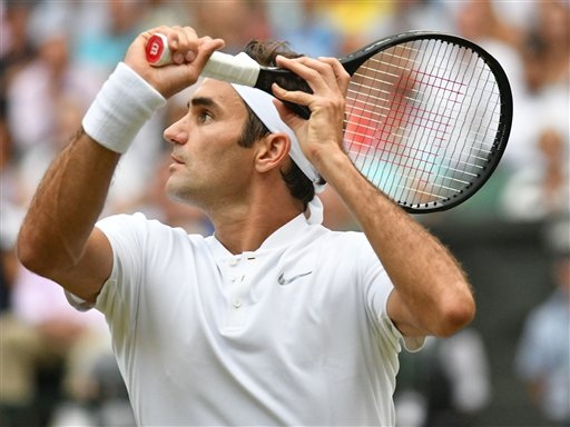 Wimbledon: Federer tiếp tục mở rộng kỉ lục mới - 1 
Roger Federer thi đấu trong trận gặp Mischa Zverev