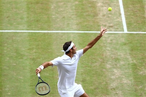 Những khoảnh khắc đưa Federer tới chiến thắng thứ tám ở Wimbledon - 3
Federer thực hiện giao bóng