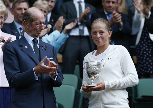 Roland Garros: “Hiện tượng” 20 tuổi Jelena Ostapenko là ai? - 2
Ostapenko (phải) vô địch Wimbledon dành cho các tay vợt nữ trẻ năm 2014
