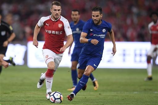 Batshuayi lập cú đúp, Chelsea vùi dập Arsenal - 2
Ramsey (trái) đi bóng trước sự truy cản của Fabregas (phải)