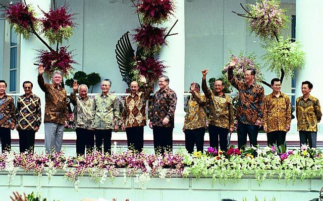 Ấn tượng trang phục truyền thống các chủ nhà APEC - 1 Nhà lãnh đạo khởi xướng truyền thống mặc áo đồng phục mang dấu ấn của nước chủ nhà đăng cai Diễn đàn Hợp tác Kinh tế châu Á - Thái Bình Dương (APEC) là cựu Tổng thống Mỹ Bill Clinton. Trong kỳ họp APEC 1994 tại Indonesia, lãnh đạo các nước thành viên đã bắt đầu mặc đồng phục trong khi chụp ảnh lưu niệm chung. Trang phục của kỳ APEC 1994 là áo batik truyền thống của Indonesia. (Ảnh: Straitstimes)