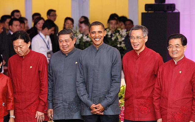 Ấn tượng trang phục truyền thống các chủ nhà APEC - 15 Cựu Tổng thống Mỹ Barack Obama đứng cạnh Thủ tướng Singapore Lý Hiển Long tại hội nghị APEC năm 2009 ở Singapore. Các nhà lãnh đạo mặc trang phục có in họa tiết ở phần đuôi áo khi chụp ảnh lưu niệm chung. (Ảnh: Straitstimes)