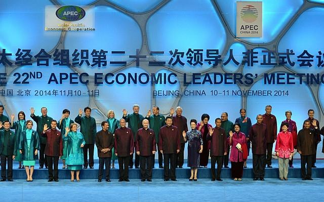 Ấn tượng trang phục truyền thống các chủ nhà APEC - 17 Là nước đăng cai APEC năm 2014, Trung Quốc đã chọn áo cổ tàu, trang phục truyền thống mang đậm dấu ấn của quốc gia này, cho các nhà lãnh đạo thế giới. (Ảnh: Straitstimes)
