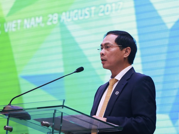 Khu vực kinh tế APEC hiện có 185 triệu người đói nghèo - 1 Thứ trưởng Thường trực Bộ Ngoại giao Bùi Thanh Sơn phát biểu tại Diễn đàn
