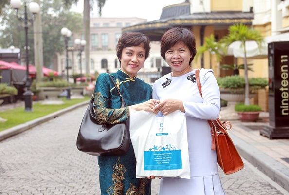 “Hiệp sĩ” nước Anh gặp gỡ thân mật phụ huynh Apollo English - 6
Bà Đặng Thúy Hà - Giám đốc Nielsen Việt Nam, một trong số những phụ huynh lâu năm chia sẻ kỉ niệm khi cùng 2 con gắn bó với Apollo English: “Cháu lớn nhà tôi học Apollo trên 5 năm, năm lớp 12 thi IELTS được 7.5, cháu không đi học bên ngoài, hiện là trợ giảng tại Apollo. Cháu nhỏ cũng đã theo học Apollo hơn 3 năm và sẽ tiếp tục gắn bó lâu dài”.