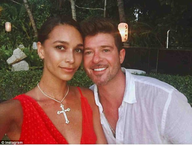 Bạn gái kém 18 tuổi của Robin Thicke mang bầu - 4
Robin và April hẹn hò từ tháng 5/2015 và gắn bó hạnh phúc