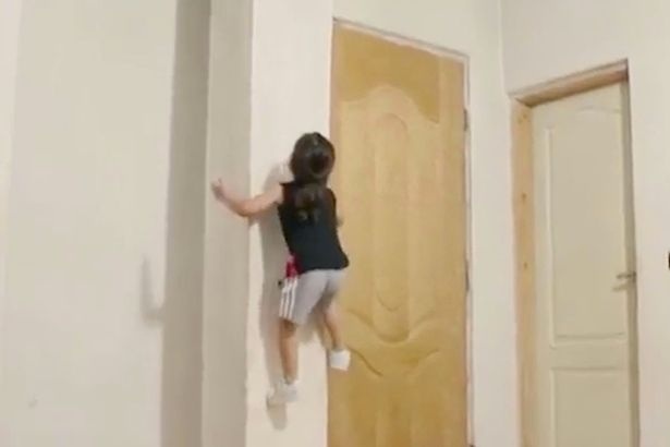 Bé 3 tuổi tay không trèo tường như "người nhện" - 1 Bé 3 tuổi tay không trèo tường như "người nhện" - 1