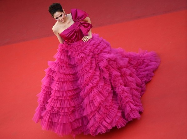 
Người đẹp 36 tuổi lộng lẫy trên thảm đỏ trong bộ váy dạ hội xa hoa
