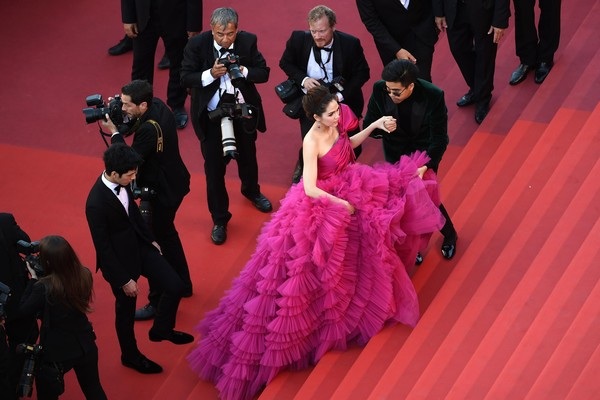 
Araya có người dìu đi khi cô bước lên bậc cầu thang vào nhà hát
