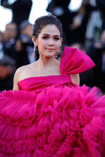 
Mỹ nhân người Thái Lan đang mang thai đứa con đầu lòng nhưng không ai nhận ra điều này khi cô diện bộ váy dạ hội cầu kỳ
