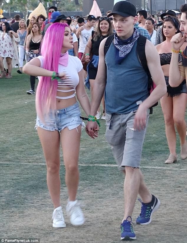 Ngôi sao 19 tuổi ăn vận cực táo bạo - 3
Nữ diễn viên trẻ liên tục nói cười với bạn trai Levi - người vừa trở về sau những ngày quay phim mới Pacific Rim 2 tại Trung Quốc