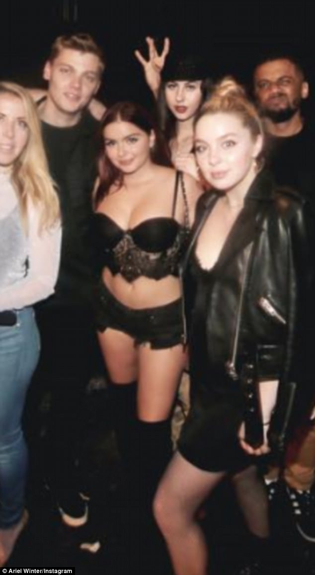 
Người đẹp 19 tuổi cũng diện đồ kiệm vải khi đi chơi tối cùng bạn bè
