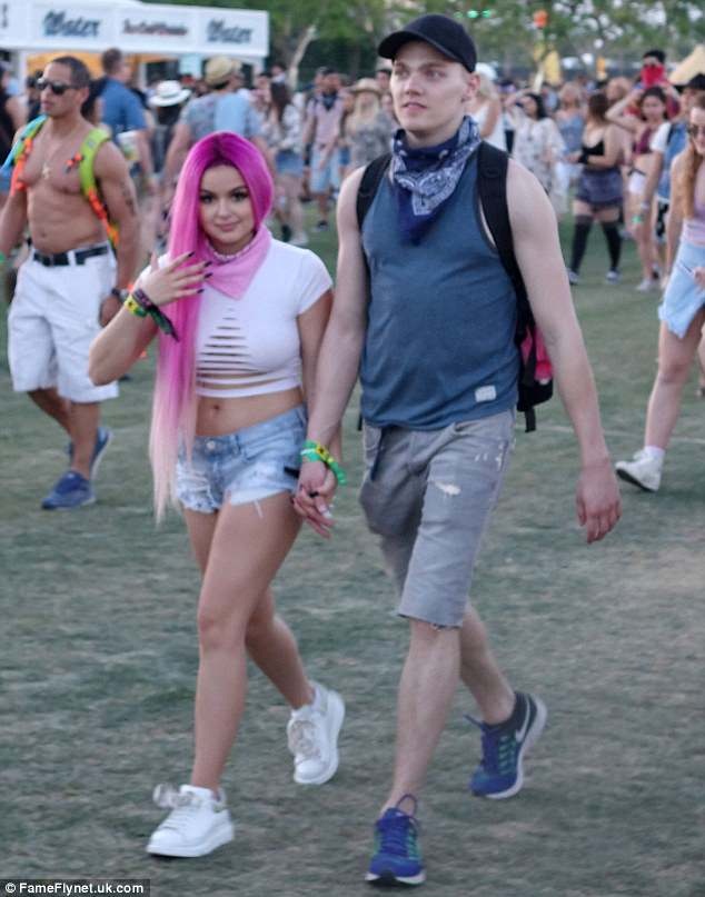 Ngôi sao 19 tuổi ăn vận cực táo bạo - 4
Ariel Winter nổi tiếng hơn từ khi thực hiện ca phẫu thuật thu nhỏ vòng một hồi năm ngoái