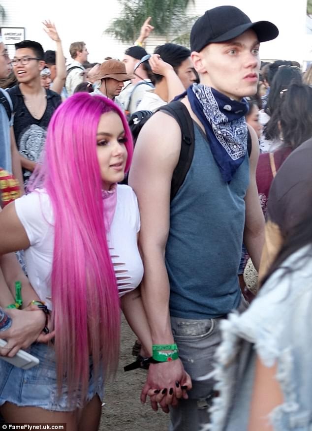 Ngôi sao 19 tuổi ăn vận cực táo bạo - 5
Nữ diễn viên trẻ từng hkổ sở vì vòng một khủng khiến cô cảm thấy mất tự tin vì mặc gì cũng không đẹp