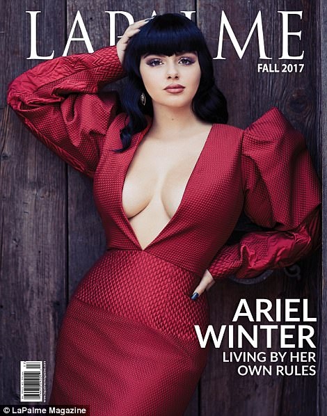 Người đẹp 19 tuổi của Hollywood nổi tiếng hơn sau khi thu nhỏ "vòng một" - 1
Ariel Winter xuất hiện trên bìa tạp chí LaPalme, số tháng 11/2017. Ngôi sao 19 tuổi trông vô cùng nữ tính và gợi cảm.