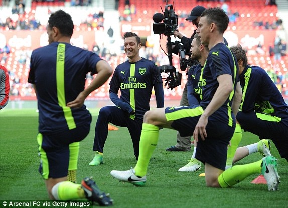 Stoke 1-4 Arsenal: Cú đúp của Giroud - 7
Các cầu thủ Arsenal khởi động ở Britannia