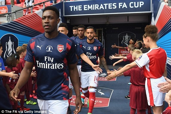 Vượt qua Chelsea, Arsenal giành cúp FA - 9
Welbeck và các cầu thủ Arsenal bước ra khởi động ở Emirates