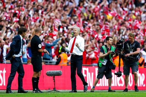 Khoảnh khắc ngây ngất của Arsenal với chiếc cúp FA - 1
Niềm sung sướng của Wenger khi trọng tài kết thúc trận chung kết FA Cup. Arsenal thắng Chelsea 2-1.
