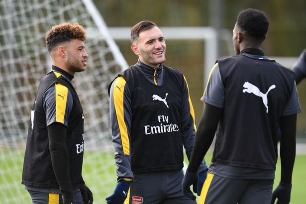 Koscielny, Ramsey trở lại tập cùng Arsenal trước trận gặp Liverpool - 1
Oxlade-Chamberlain, Perez và Welbeck (từ trái sang phải) nói chuyện trên sân tập của Arsenal