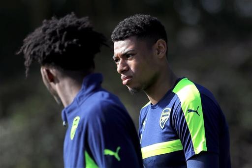 
Cầu thủ trẻ Jeff Reine-Adelaide (phải) ra sân tập luyện cùng đội hình chính của Arsenal
