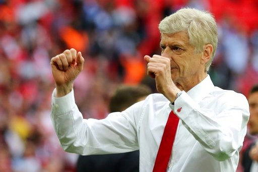 Khoảnh khắc ngây ngất của Arsenal với chiếc cúp FA - 2
Wenger đã trút bỏ được lo âu, phấp phỏng khi đội bóng chắp vá của ông đã đánh bại Chelsea, đội bóng đương kim vô địch Premier League