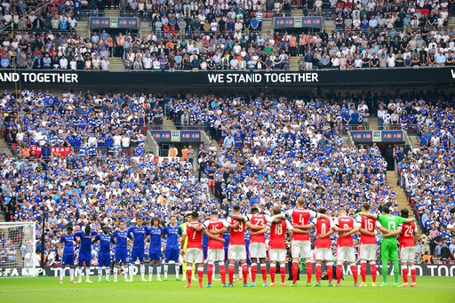 Nhìn lại chiến thắng "mang trái ngọt" của Arsenal trước Chelsea - 2
Cầu thủ hai đội thực hiện nghi lễ chào cờ và một phút mặc niệm cho nạn nhân của vụ đánh bom ở thành Manchester vừa qua