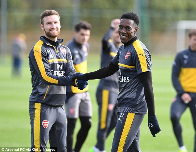 Koscielny, Ramsey trở lại tập cùng Arsenal trước trận gặp Liverpool - 2
Mustafi (trái) và Welbeck (phải) nói chuyện khá thoải trước buổi tập của Arsenal