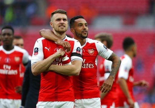 Khoảnh khắc ngây ngất của Arsenal với chiếc cúp FA - 3
Các cầu thủ Arsenal đầy sung sướng khi đợi tới lượt nhận giải