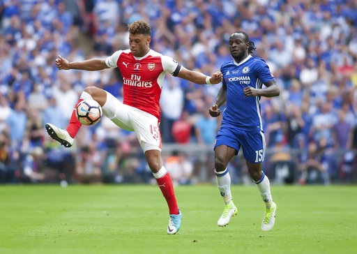 Nhìn lại chiến thắng "mang trái ngọt" của Arsenal trước Chelsea - 3
Oxlade-Chamberlain (trái) lần đầu tiên được điều chuyển xuống đá ở vị trí hậu vệ tấn công trái. Cầu thủ người Anh vốn dĩ là một tiền vệ chạy cánh, nhưng năm nay anh được Wenger điều chuyển... lung tung, từ tiền vệ trung tâm, tới hậu vệ tấn công biên phải, trái