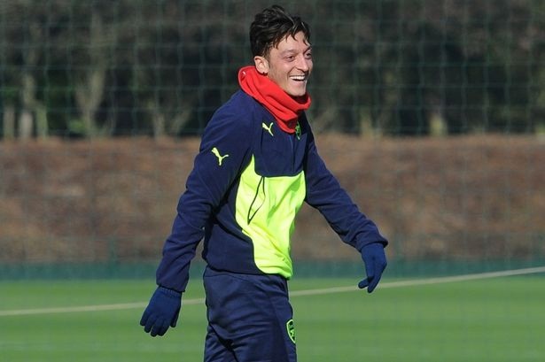 Koscielny, Ramsey trở lại tập cùng Arsenal trước trận gặp Liverpool - 3
Ozil trên sân tập của Arsenal, tiền vệ người Đức đang bị ốm nhưng vẫn cố ra sân