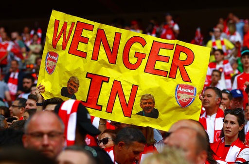 Khoảnh khắc ngây ngất của Arsenal với chiếc cúp FA - 4
Cũng còn nhiều cổ động viên yêu mến và ủng hộ Wenger