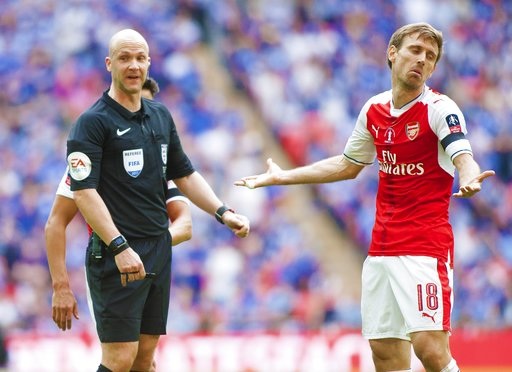 Nhìn lại chiến thắng "mang trái ngọt" của Arsenal trước Chelsea - 5
Monreal (phải) phản ứng lại quyết định của trọng tài Anthony Taylor