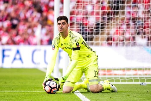 Nhìn lại chiến thắng "mang trái ngọt" của Arsenal trước Chelsea - 7
Thủ thành Courtois phải làm việc vất vả trước những pha dứt điểm liên tục từ phía Arsenal