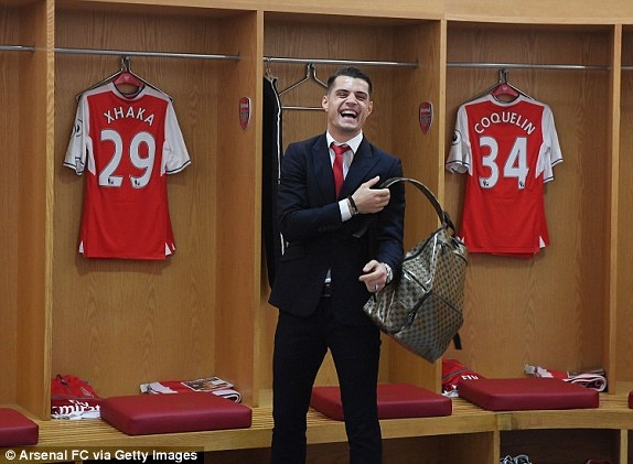 Arsenal 2-2 Man City: Chia điểm, ghìm chân nhau - 5
Xhaka tươi cười trong phòng thay đồ của Arsenal