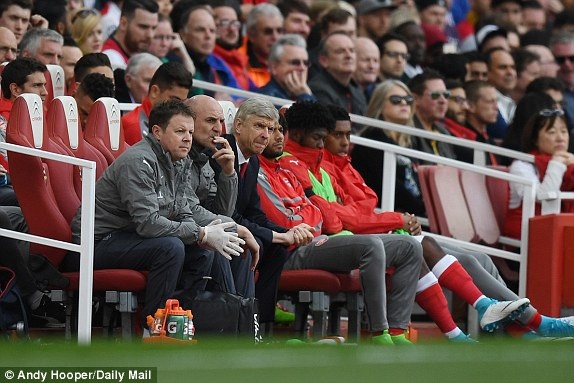 Arsenal 2-2 Man City: Chia điểm, ghìm chân nhau - 3
Ban huấn luyện của Arsenal